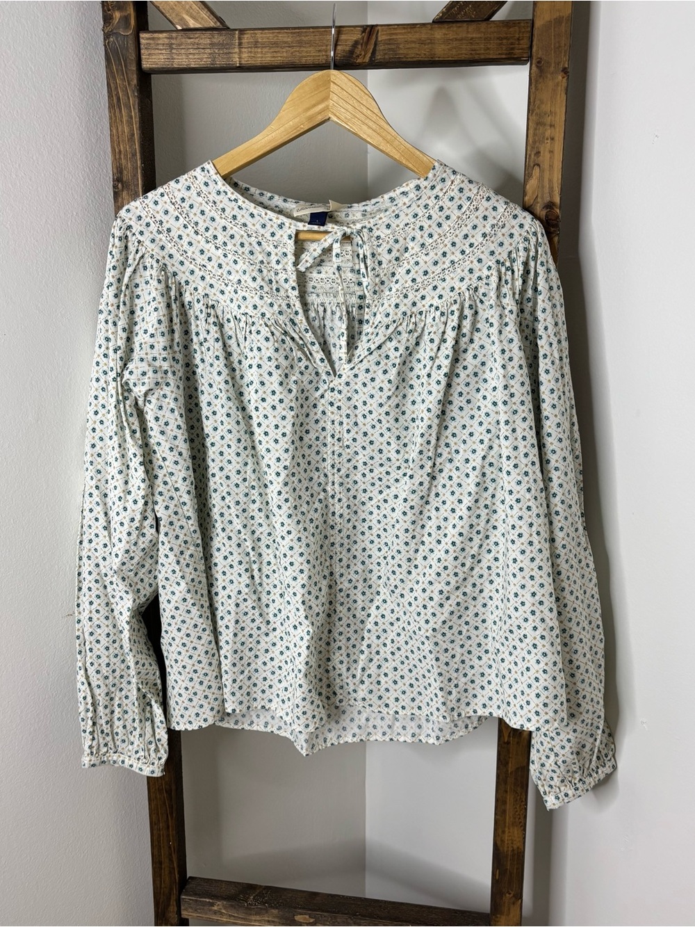 Universal Thread Cream Blouse with Blue Floral Print Size S